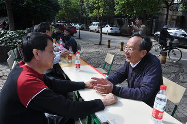 云南民族中學(xué)黨員進(jìn)社區(qū)開展教育咨詢服務(wù)活動